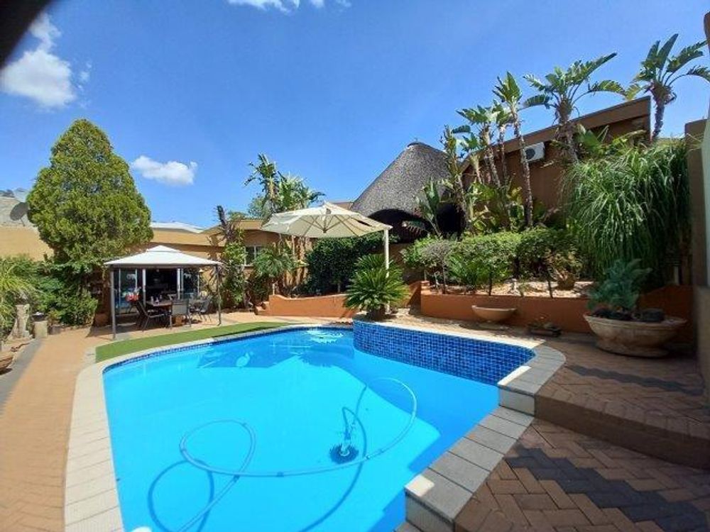 Eros Park House for Sale 4 Bed, 2 Bath, Pool, Double Garages