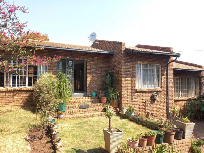 For Sale: House in Moreleta Park Ext 1 with garden, office, and secure features.