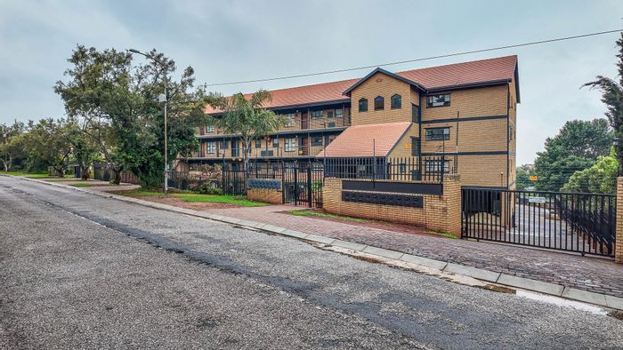 Kloofendal Apartment To Rent: Renovated, spacious with parking, near shops and transport.