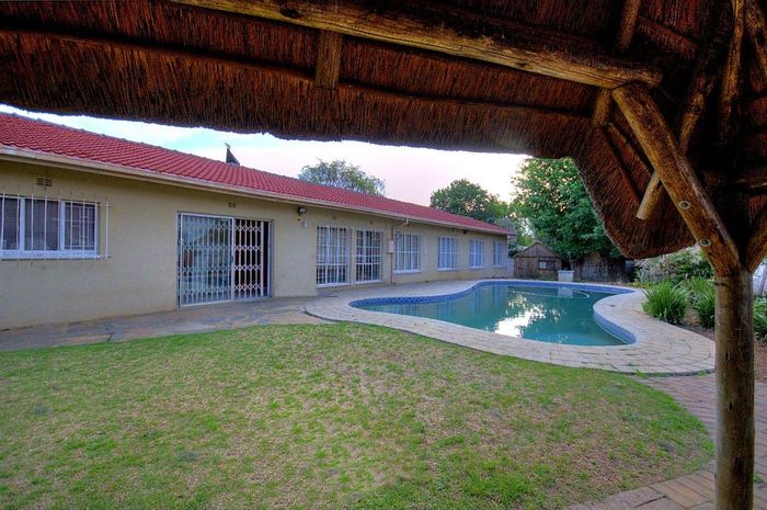 Brackendowns House For Sale: 3 Bedrooms, pool, lapa, double garages, spacious study.