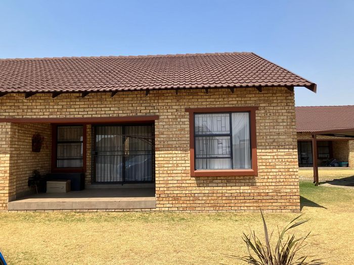 Townhouse in Riversdale To Rent: 2 bedrooms, communal gardens, covered parking available.