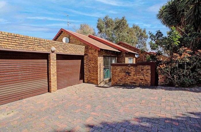 Wilgeheuwel Townhouse For Sale: Secure community, pet-friendly garden, double garage, alarm system.