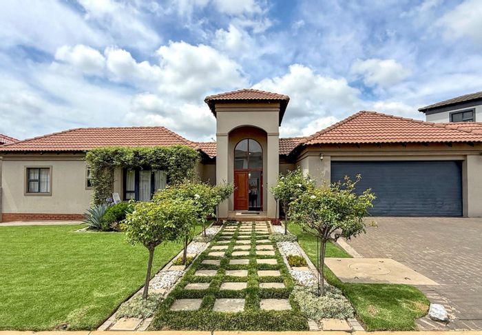For Sale: House in Blue Valley Golf Estate with 4 bedrooms, staff quarters, and garden.