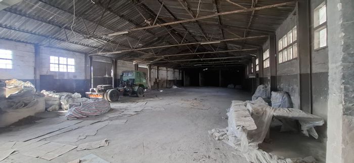 Queensburgh Central Business Warehouse To Rent: Flexible space, ample parking, ideal for logistics.