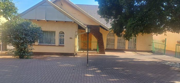 4-Bedroom House with Flatlet, Triple Garage, and Spacious Yard in Lambton For Sale