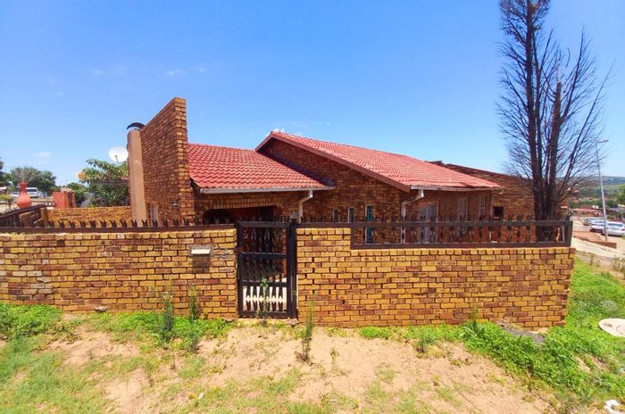 For Sale: House in Atteridgeville with 3 bedrooms, double garage, and outside rooms.