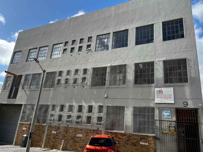 Industrial unit to rent in Woodstock, 430m² with office, kitchen, and loading dock.