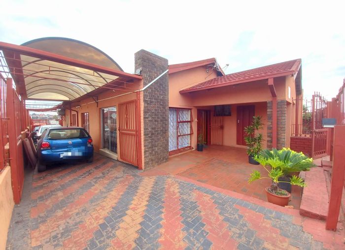 Atteridgeville House For Sale: 3 Bedrooms, garage, carport, near amenities.