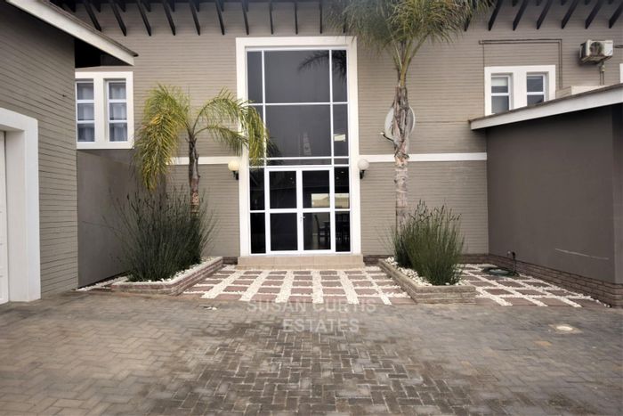 Vogelstrand House To Rent: 4 Bedrooms, indoor braai, double garage, spacious living.