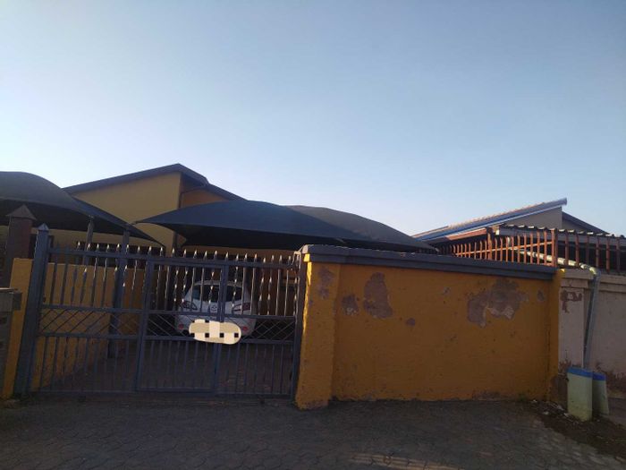 House for Sale in Soshanguve Ext: 2 bedrooms, carport, near schools and shopping.