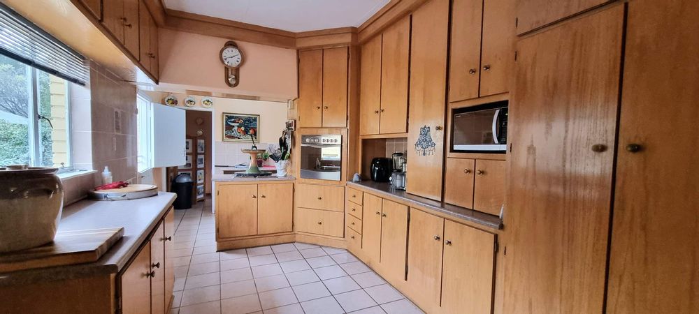 Beautiful kitchen with lots of cupboards