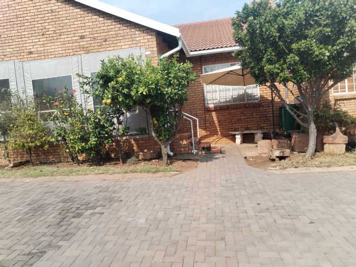 Townhouse for Sale in Cullinan Central: 2 Bedrooms, Garage, Entertainment Areas.