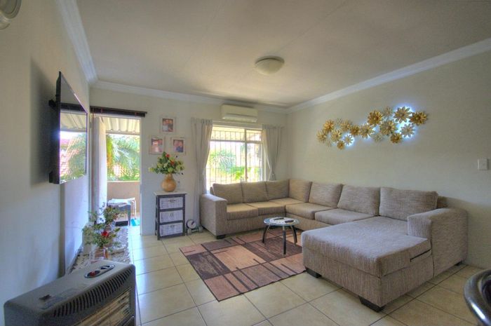 Brackendowns Townhouse For Sale: 2 beds, pool, lapa, near amenities.