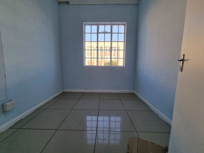 North End Office To Rent: 8 units with shared amenities, great natural light.