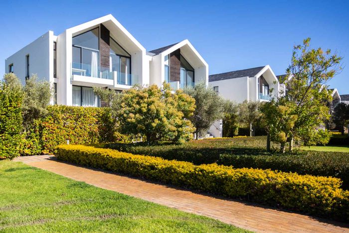 Val De Vie Estate Apartment To Rent: 2 beds, pool access, mountain views.