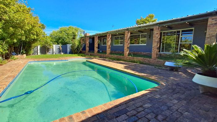 Vredenberg House To Rent: 4 beds, pool, lapa, double garage, close to amenities.