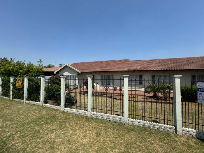 Verwoerdpark House For Sale: 3 beds, flatlet, garden, entertainment area, 2 garages.