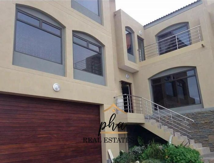 Dolphin Beach Townhouse For Sale: Sea views, spacious layout, secure complex amenities.