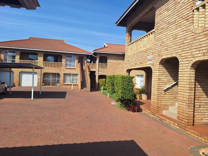 Alberton Central Townhouse For Sale: 2 beds, pool, braai area, secure complex.
