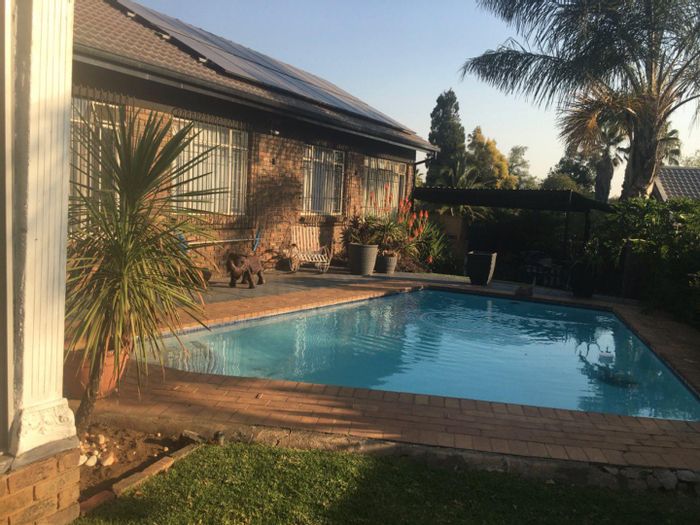 Urgent Sale: Spacious 3-Bedroom House in Rooihuiskraal Ext 1 with Pool and Solar