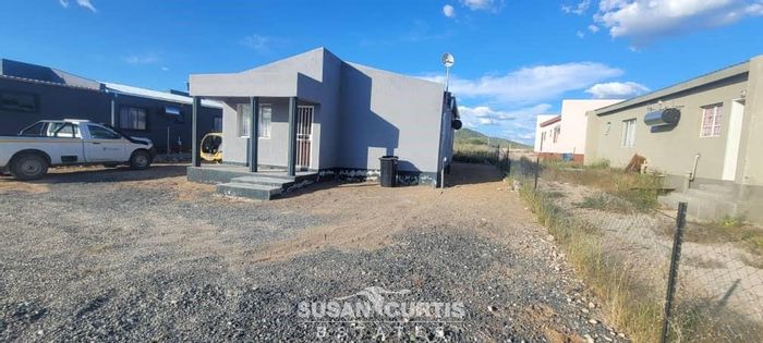 For Sale: House in Karibib Central with 2 bedrooms, parking, and full title ownership.