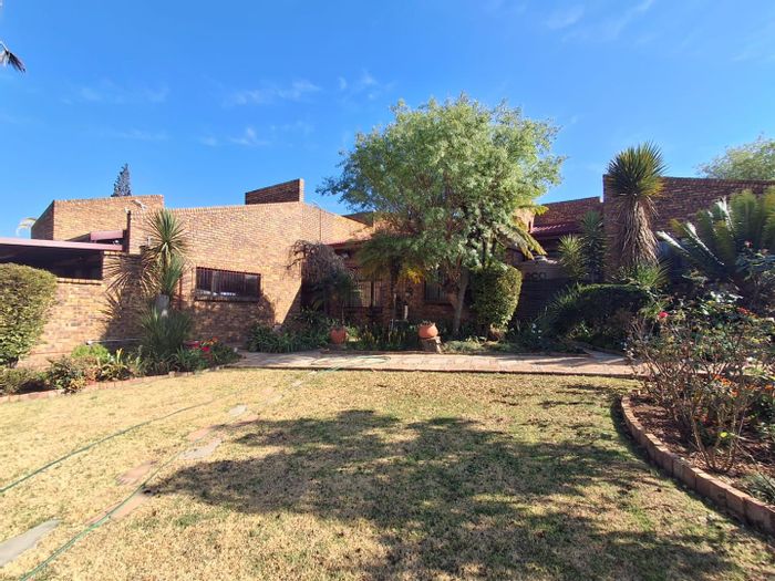 Bassonia House For Sale: 3 bedrooms, pool, off-grid solar, 24/7 security.