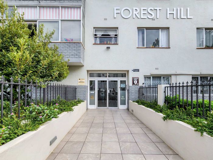 Oranjezicht Apartment To Rent: 1-bedroom, garage, enclosed balcony, near Gardens Shopping Centre.
