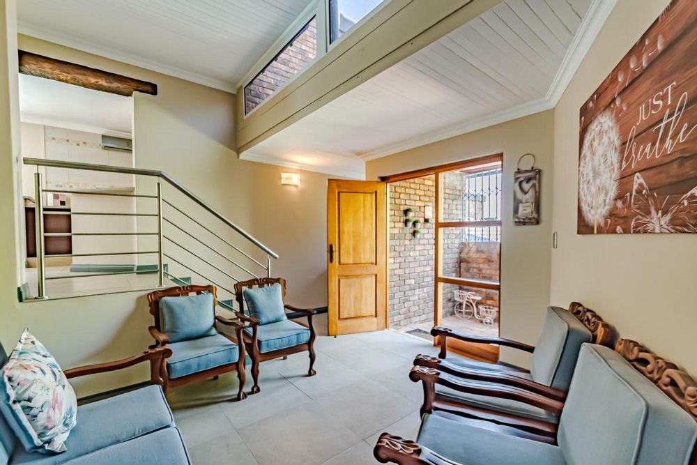 For Sale House in Faerie Glen with pool, solar, and spacious living