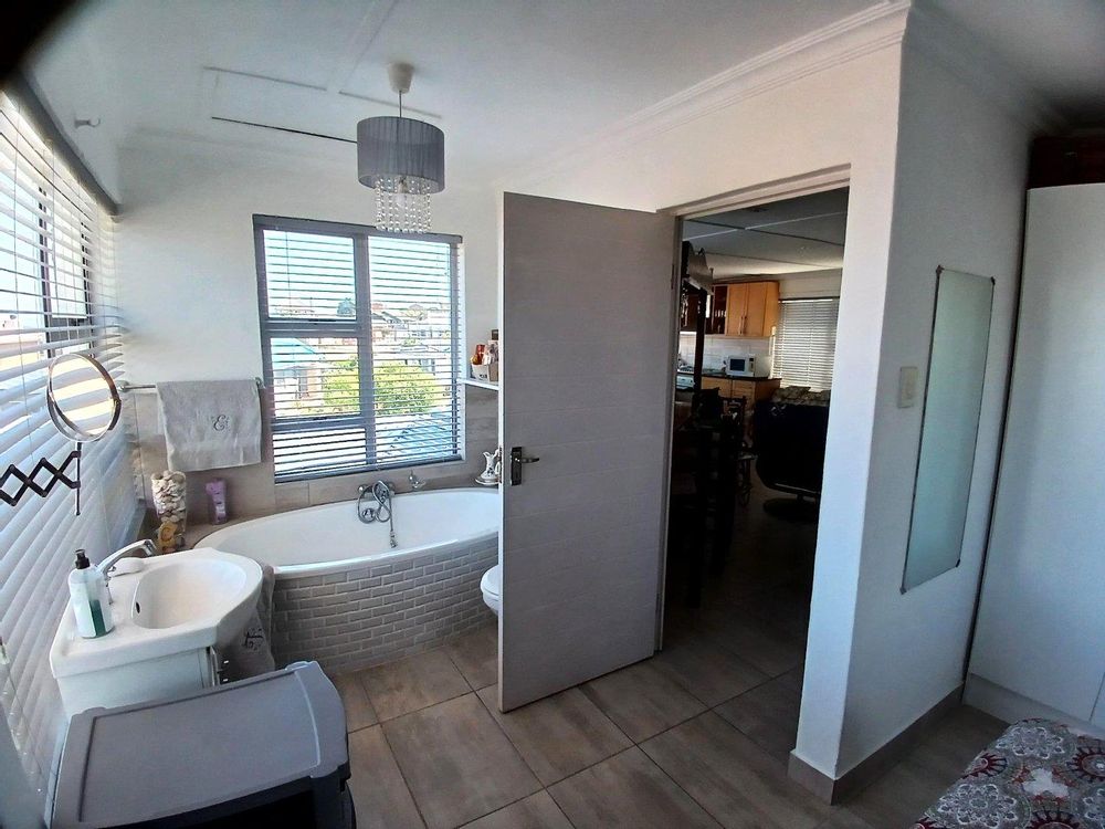 1st Floor:  Main Bedroom's en suite Bathroom (with bath). PERMANENT Ocean View from Main Bedroom and its Bathroom.