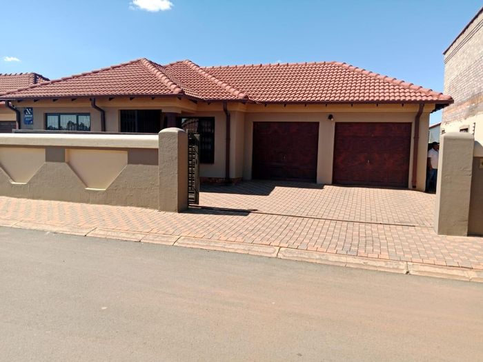 House for Sale in Vosloorus: 3 bedrooms, double garage, secure area, versatile spaces.