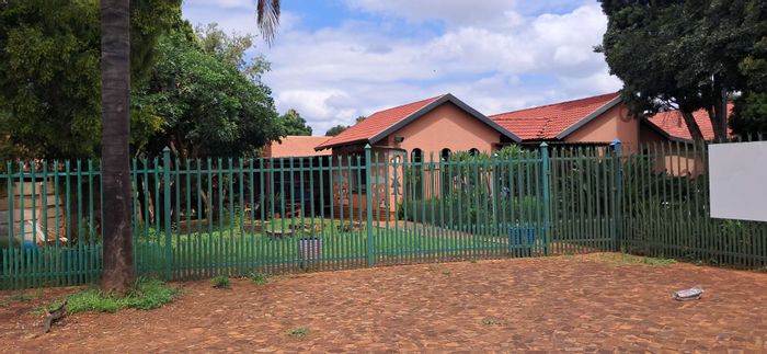 For Sale: House in Clarina with 5 beds, large yard, and business potential.