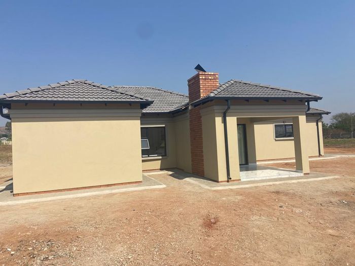 Akasia Central House For Sale: 3 beds, 2 baths, double garage, customizable finishes.