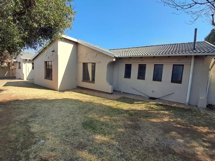 Glenvista House For Sale: 3 bedrooms, pool, large garden, entertainers' room.