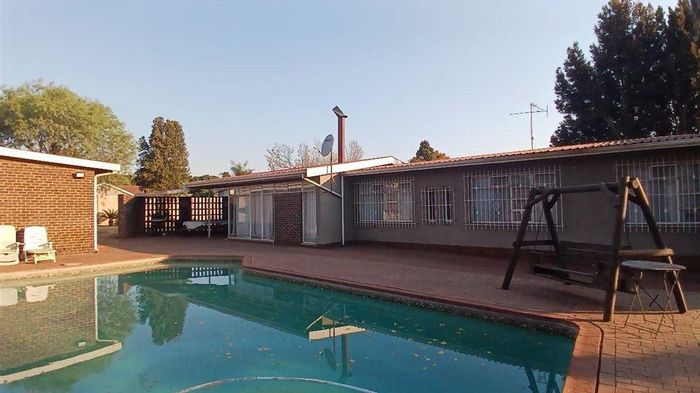 House for Sale in Kempton Park Ext 2: Pool, bar, study, double garage.