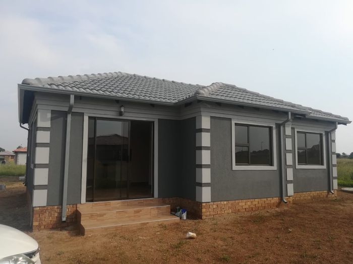 House for Sale in Parkdene: Secure, customizable homes near schools and shopping.