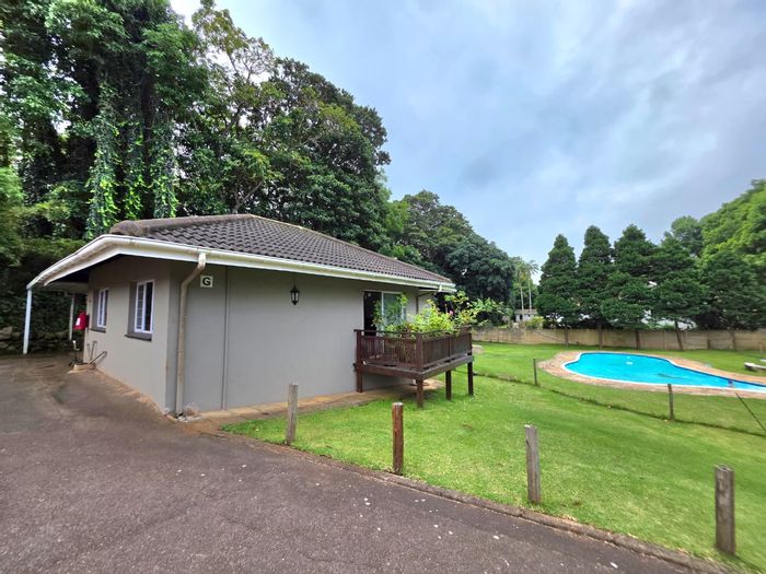 Cottage To Rent in Kloof Central: 1 bed, garden, pool access, air-conditioning.