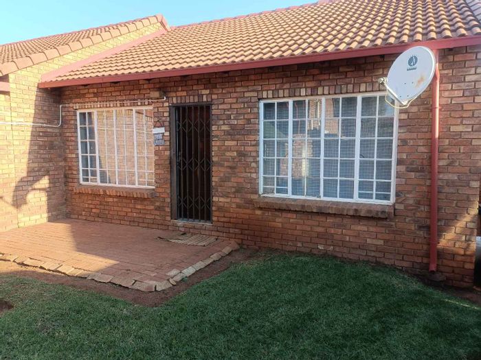 Die Hoewes Townhouse For Sale: 2 beds, garden, fibre-ready, pet-friendly, parking.