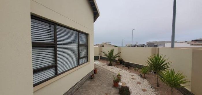 Ocean View House To Rent: 3 bedrooms, en-suites, indoor braai, pet-friendly.
