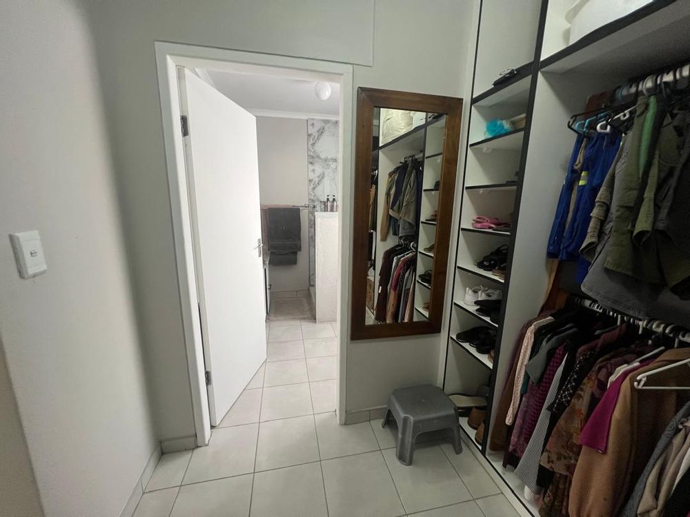 Main bedroom with walk-in closet and en-suite bathroom