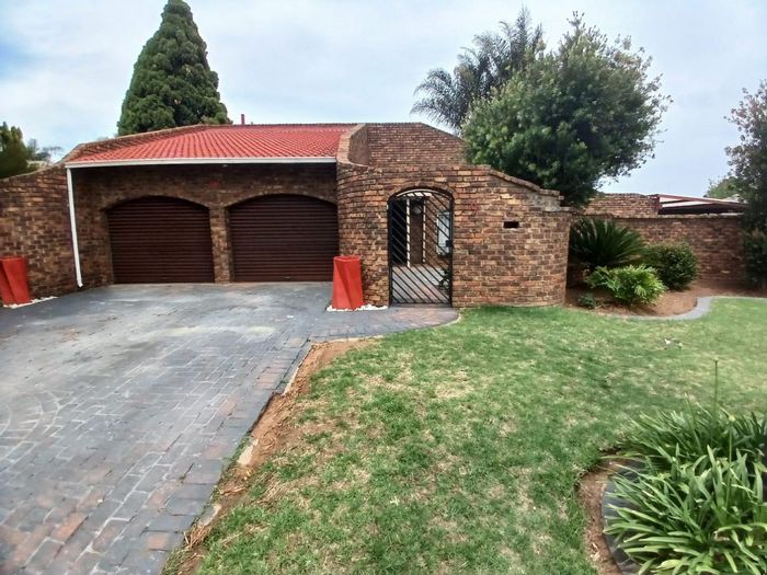 House To Rent in Birchleigh: 4 Bedrooms, Pool, Double Garage, Braai Patio.