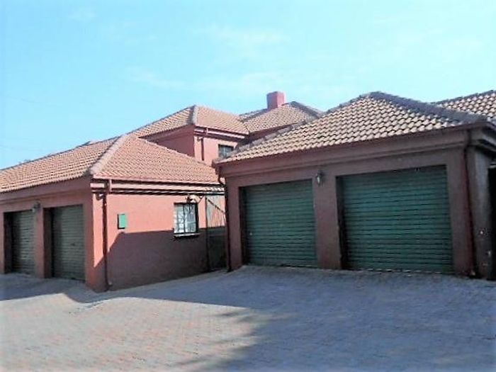 Property #2228938, Cluster rental monthly in Zwartkop Ext 5