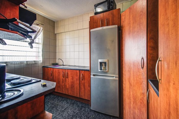 For Sale: Apartment in Benoni Central with views, balcony, secure parking, and lift access.