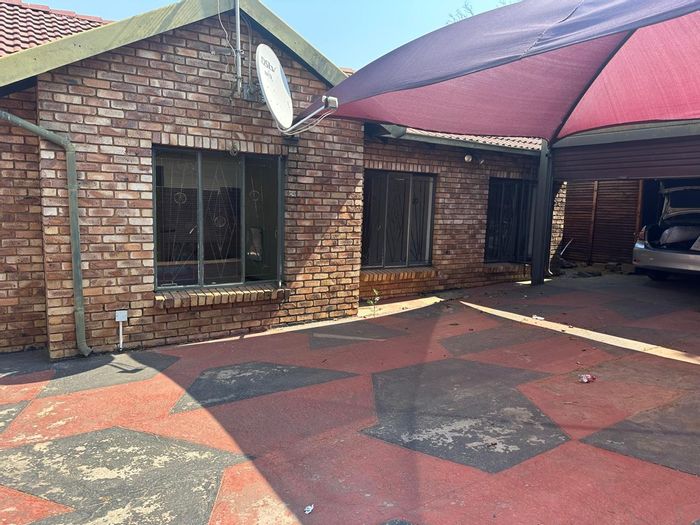 House To Rent in Philip Nel Park: 3 beds, double garage, near amenities.