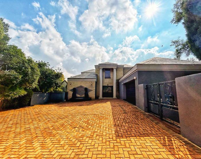 Fourways House To Rent: Spacious living, garden areas, ensuite bedrooms, and guest room.