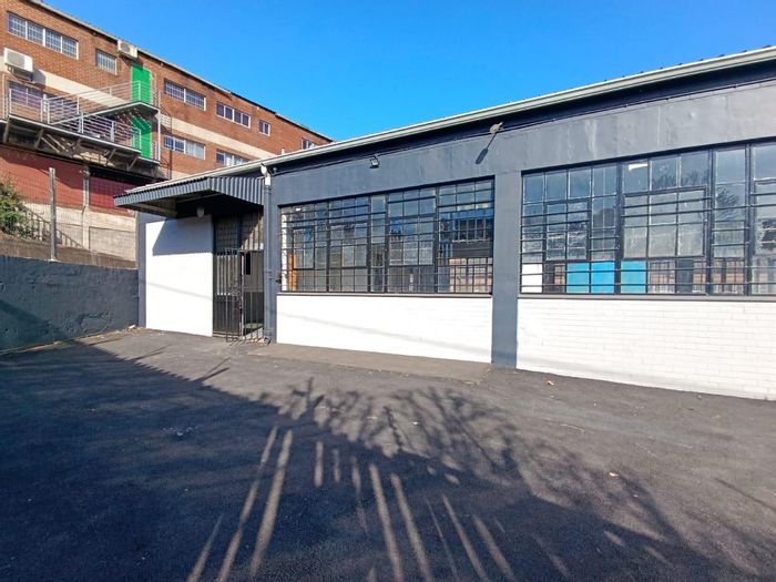 Industrial property in Mountain Ridge To Rent: automated gate, free span warehouse, roller doors.
