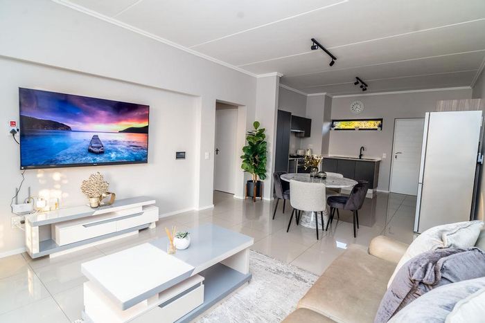 Bryanston Apartment To Rent: Inverter, gym, pool, 2 beds, secure living.