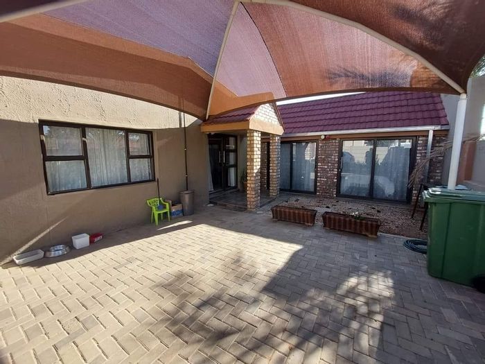 House For Sale in Cimbebasia: 3 bedrooms, indoor entertainment area, 4 carports.