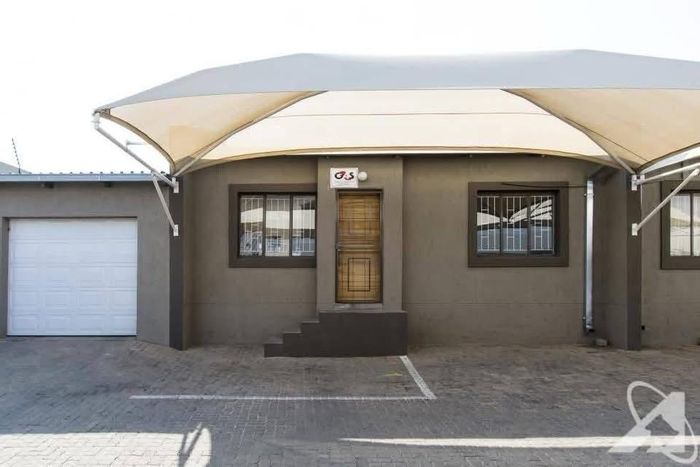 Townhouse For Sale in Pioniers Park: 2 Bedrooms, Courtyard, Secure Parking.