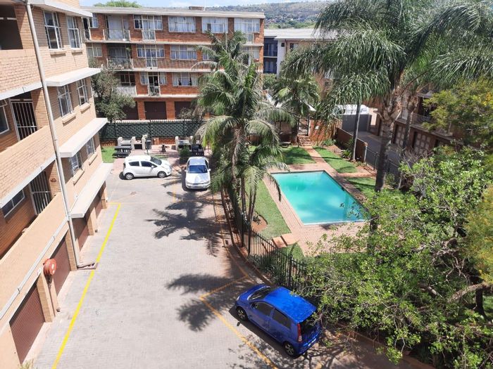 To Rent: Apartment in Sinoville with garage, pool, and braai area.