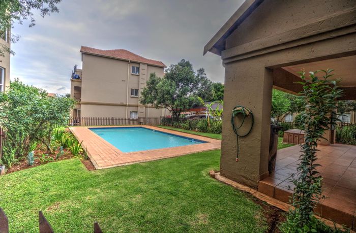 To Rent: 2-Bedroom Townhouse in Pomona with Pool, Security, and Balcony.